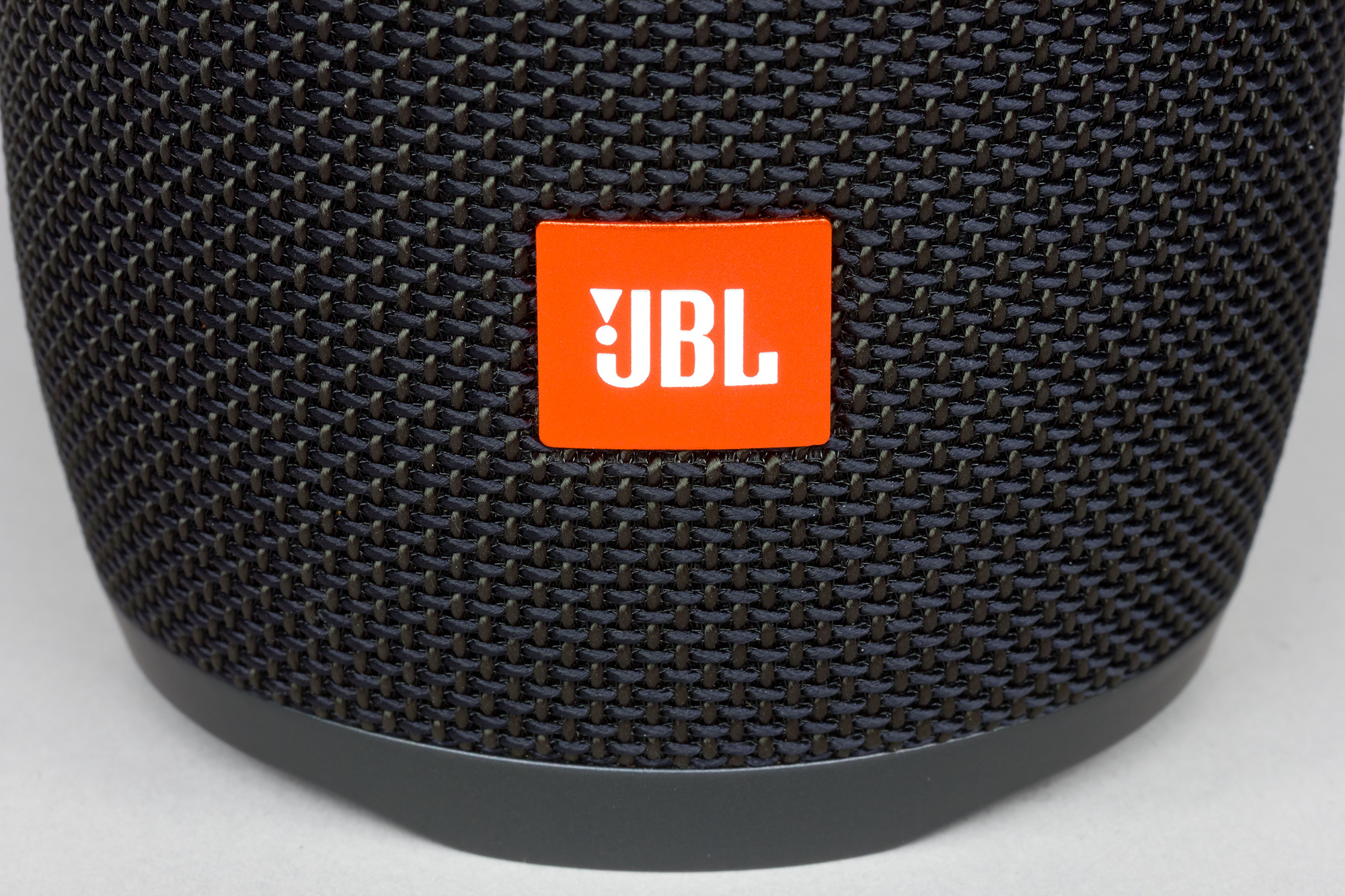 На колонке jbl мигает индикатор блютуз